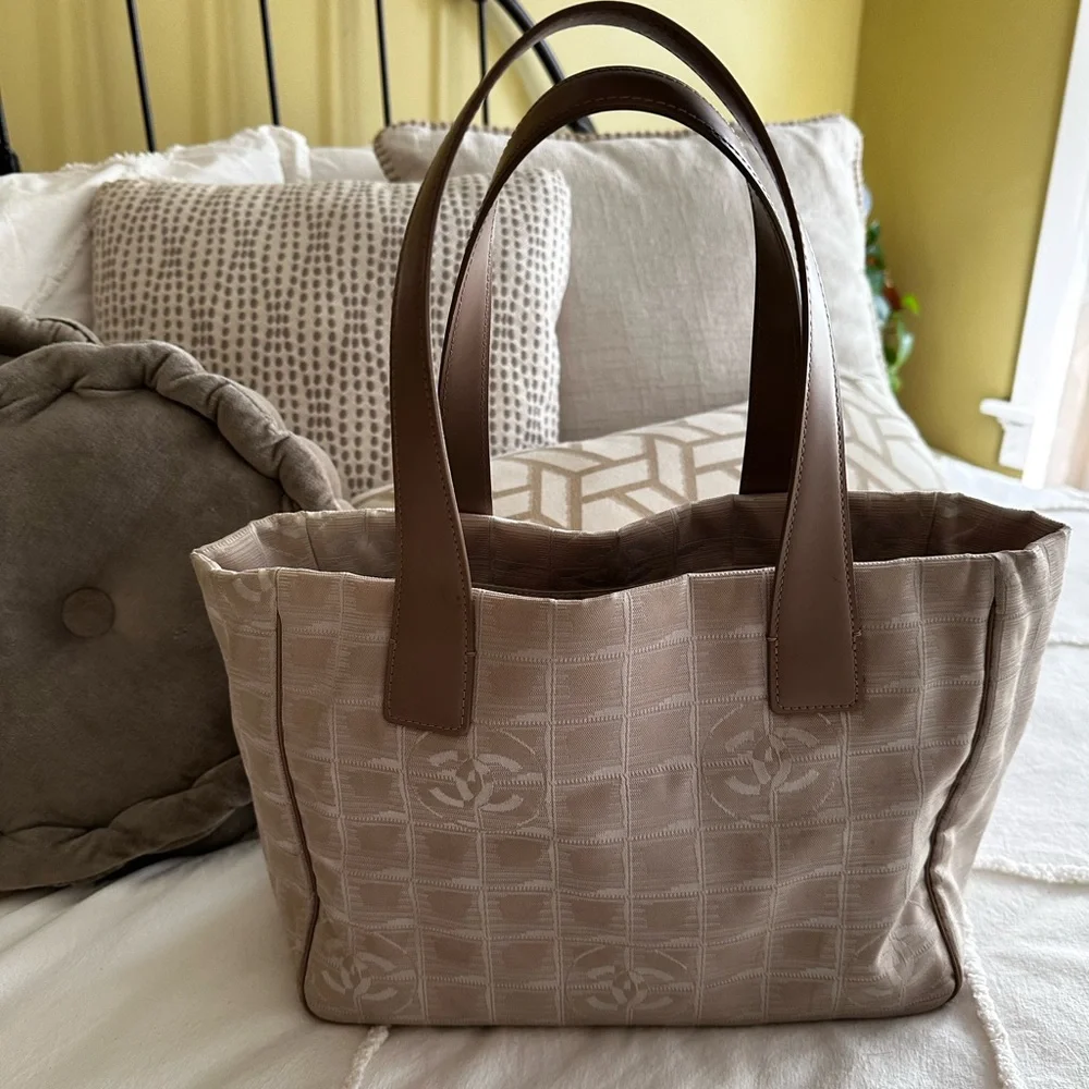 Vintage Chanel CC Jacquard Tote – Neutral Travel Line - Picture 7 of 11